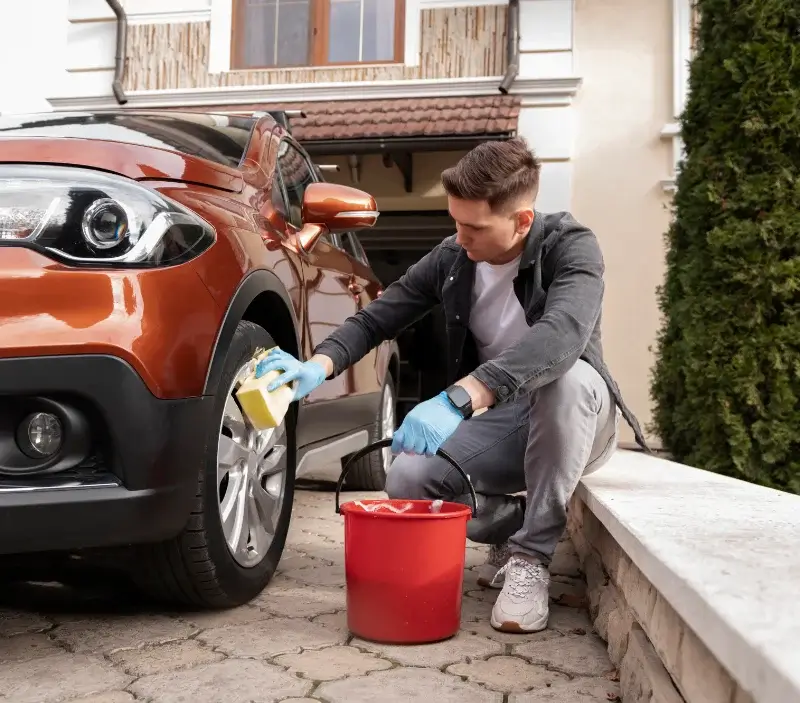 Lavage auto à domicile Les Vans : professionnel intervenant sur un véhicule
